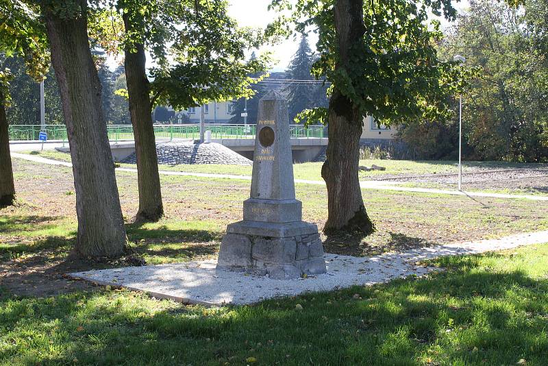 Pomník národní svobody s podobiznou T. G. Masaryka v Měcholupech