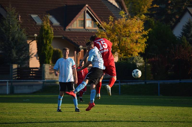 FOTBALISTÉ NÝRSKÉ REZERVY (na archivním snímku hráči v modrobílých dresech ze zápasu s Kolincem – v červeném) vyhráli v posledním kole na půdě Kašperských Hor těsně 2:1 a o jediný bod nakonec vyhráli III. třídu.