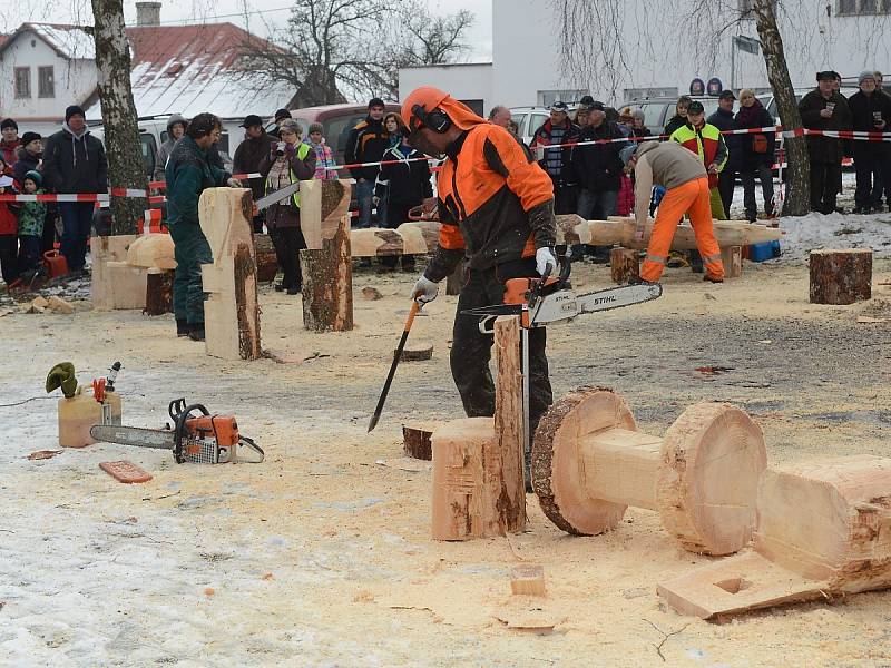 Motorovou pilou umí vytvořit  i mořského orla nebo vojáka