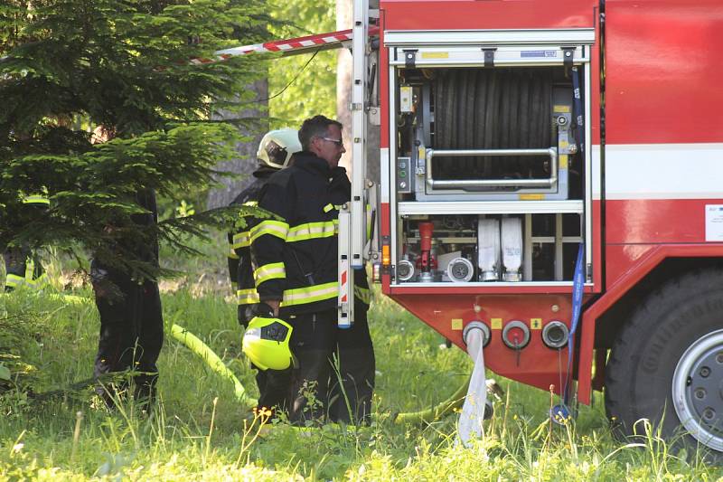 Simulovaný požár vypukl v 16 hodin ve 2. patře hotelu, ve kterém v tu dobu bylo několik osob, včetně dětí. Po několika minutách dorazila první hasičská vozidla, byly nataženy hadice a hasiči pronikli do hotelu v dýchacích maskách.