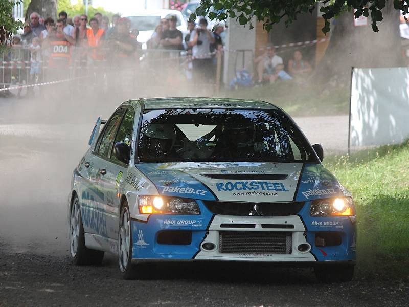 Posádky při předstartovní show a na tratích Rally Agropa