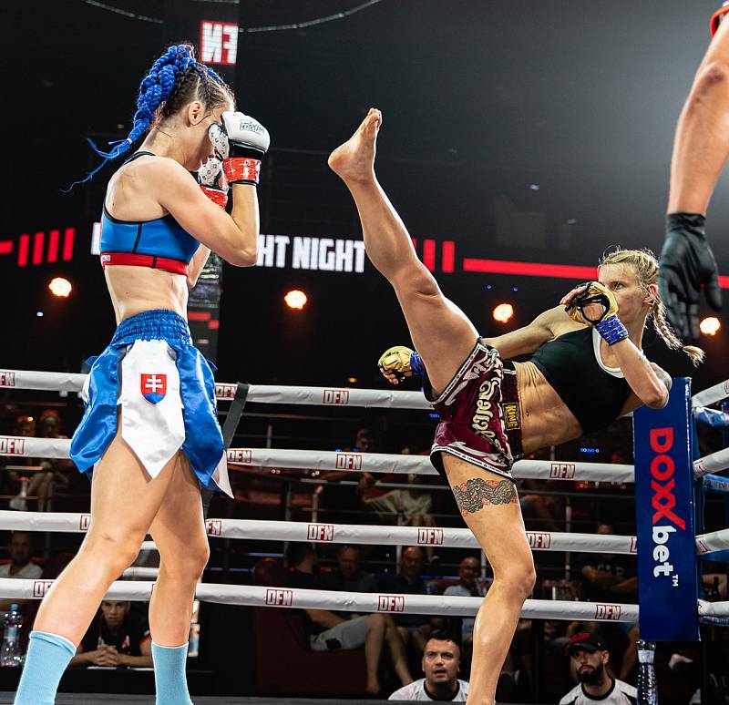 Kickboxerka Klára Strnadová na archivním snímku v souboji v malých rukavicích proti slovenské šampionce Monice Chochlíkové.