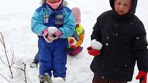 Děti si užívaly sněhové nadílky