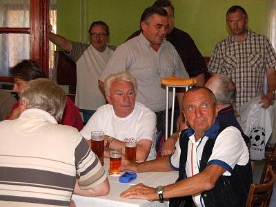 Zástupci fotbalových klubů a oddílu z Pošumaví se sešli v sále restaurace U Hošků ve Vrhači na losovacím aktivu Okresního fotbalového svazu Klatovy