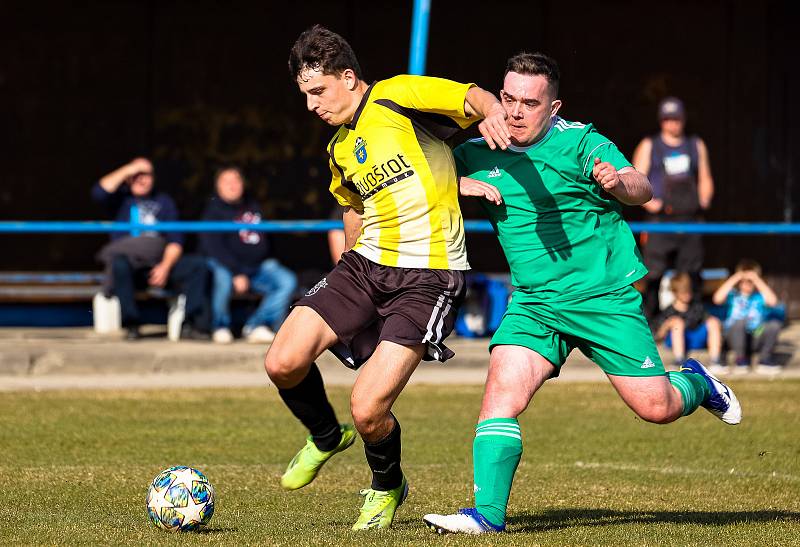 14. kolo I. B třídy: FK Horažďovice (žlutí) vs. Chanovice 3:2.