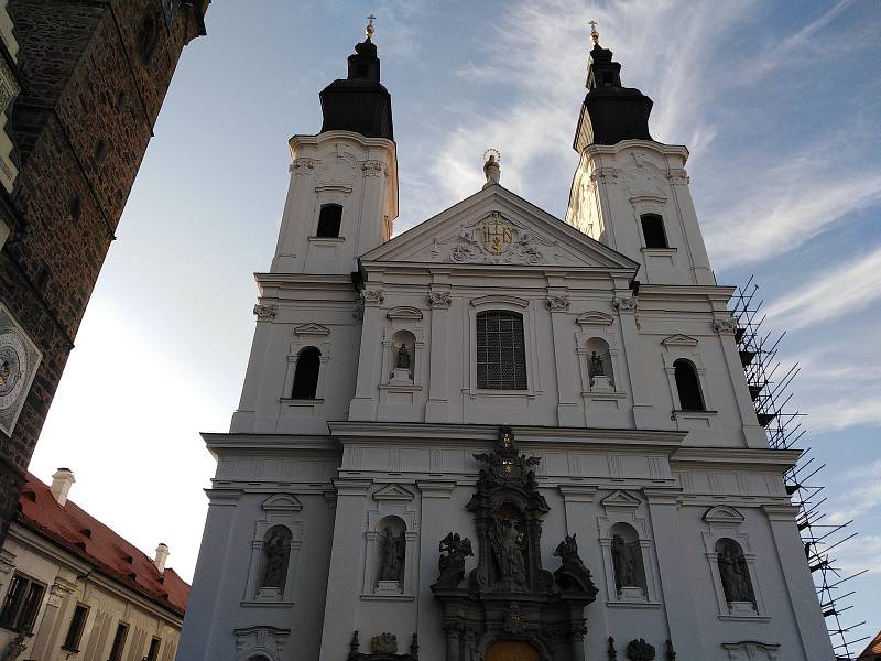 Jezuitský kostel v Klatovech po opravě fasády.