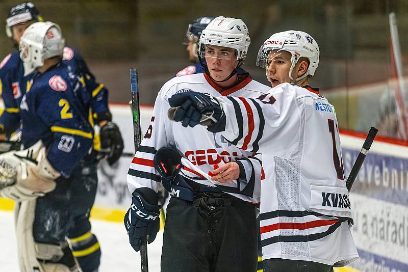 SHC Klatovy (na archivním snímku hokejisté v bílých dresech) v sobotu proti Stadionu Vrchlabí nehrál. Toho využil Jablonec, který prohrál v Chebu po nájezdech, ale díky získanému bodu Západočechy v tabulce přeskočil.