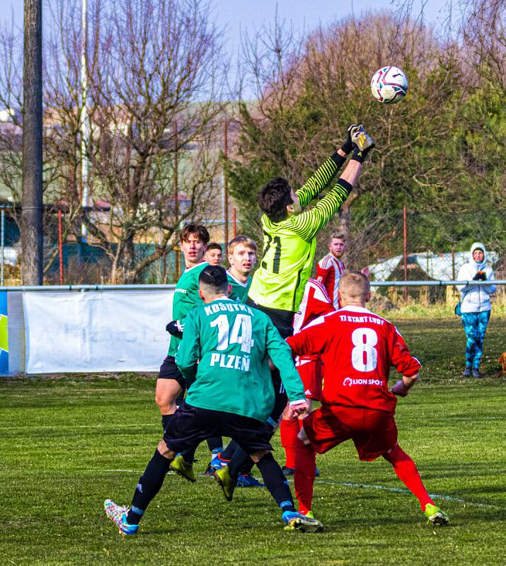 Fotbalisté TJ Start Luby (na archivním snímku hráči v červených dresech) nestačili v sobotním utkání 25. kola I. A třídy na Kralovice, kterým podlehli 1:4.