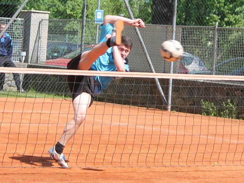 2. liga v nohejbalu mužů: Horažďovice (v modrém) - Slaný 6:2.