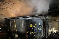 U Zavlekova hořela autodílna, majitel byl popálen