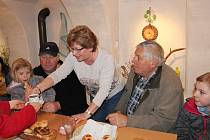 Tradiční pečení chleba a jiných voňavých dobrot mohli vidět návštěvníci o tomto víkendu v Nezdicích na Šumavě.