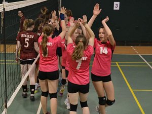 Klatovské volejbalistky se radují na posledním turnaji Poháru nadějí.