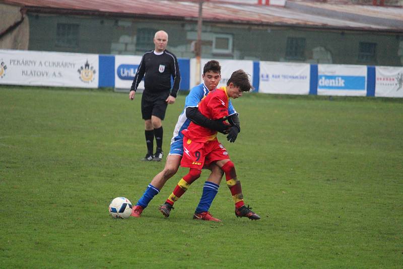 Klatovští dorostenci (na archivním snímku hráči v modrých dresech) porazili Strakonice. Devatenáctka uspěla 3:1, fotbalisté do 17 let dokonce 5:0.