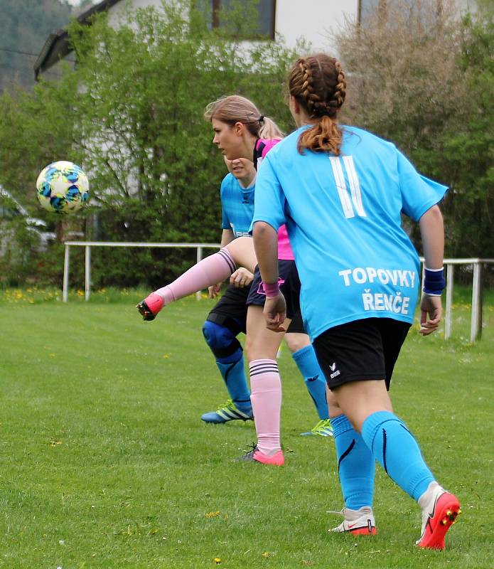 3. kolo DAFL: Kobra Stars (růžové dresy) - Topovky Řenče 4:1.