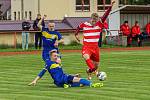5. kolo okresního přeboru mužů: FC Švihov (na snímku fotbalisté v červenobílých dresech) - TJ Sokol Chudenice (modří) 2:2 (2:0).