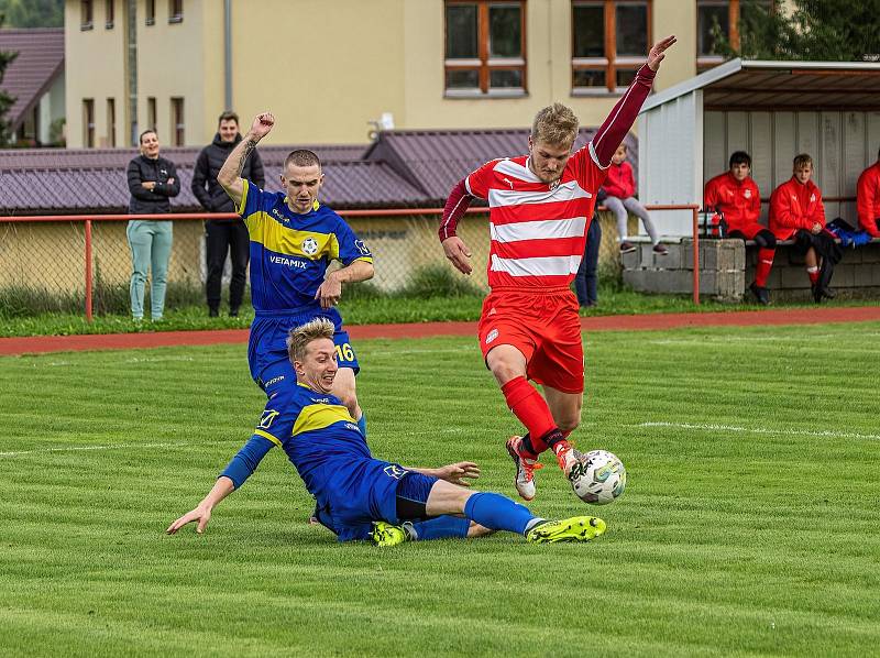 5. kolo OPM: FC Švihov (na snímku fotbalisté v červenobílých dresech) - TJ Sokol Chudenice (modří) 2:2 (2:0).