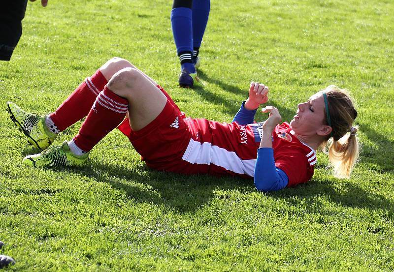 9. kolo divize žen, skupina C: SK Klatovy 1898 (na snímku fotbalistky v červených dresech) - TJ Jiskra Domažlice 1:1 (1:0).