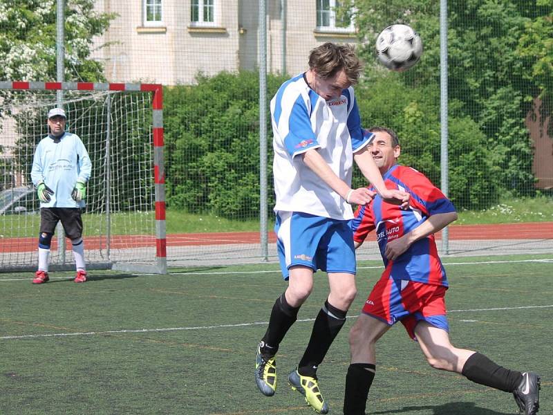 Klatovská liga v malé kopané mužů: Magic Klatovy (v červeno-modrém) - TJ Klatovy Lorenc 04  2:1.