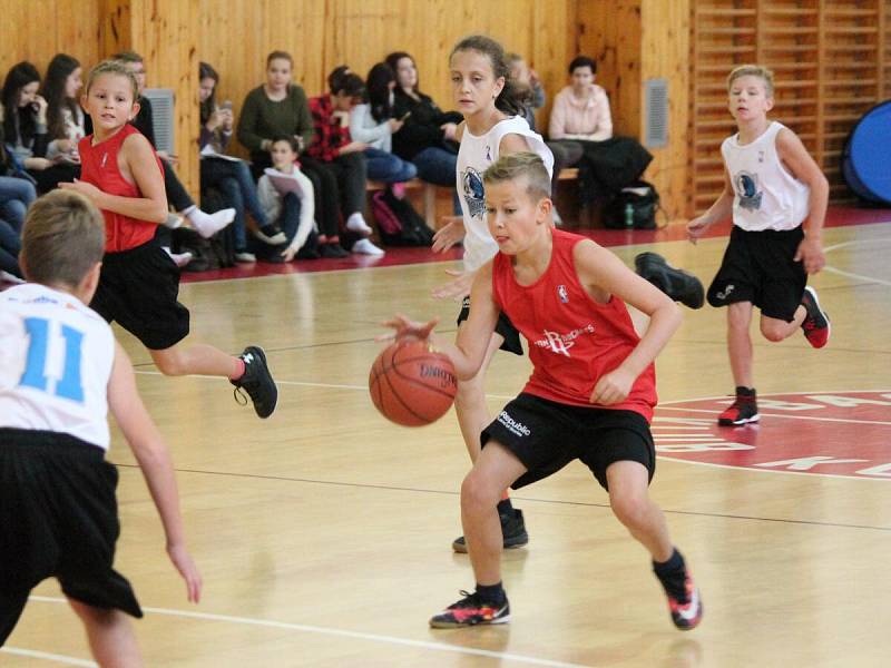 Junior NBA League 2016: Houston Rockets (ZŠ Klatovy, Plánická ul, červené dresy) - Dallas Mavericks (ZŠ Švihov) 24:27 