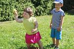 Děti si na zahradě školky v Máchově ulici v Klatovech užily zábavné dopoledne.