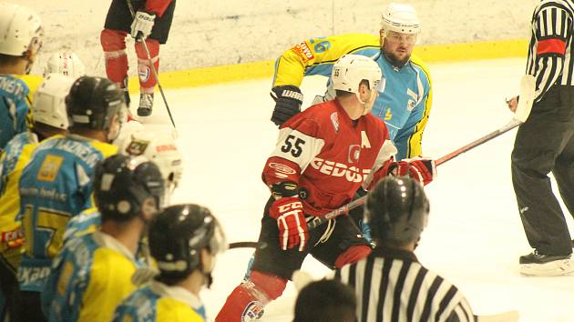 Hokejisté HC Klatovy B (na archivním snímku hráči v červených dresech) podlehli TJ Apollo (modří) 2:5. Domácí o svém vítězství rozhodli v první třetině.