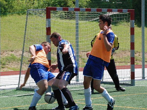 Hráči Red Dogs Kal A (oranžový dres) se v minulém kole rozešli s Chlistovem remízou 1:1.