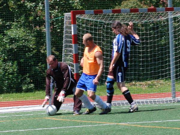 Hráči Red Dogs Kal A (oranžový dres) se v minulém kole rozešli s Chlistovem remízou 1:1.