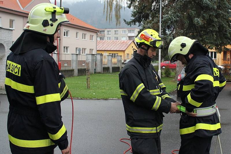 Dobrovolní hasiči se školili u profíků