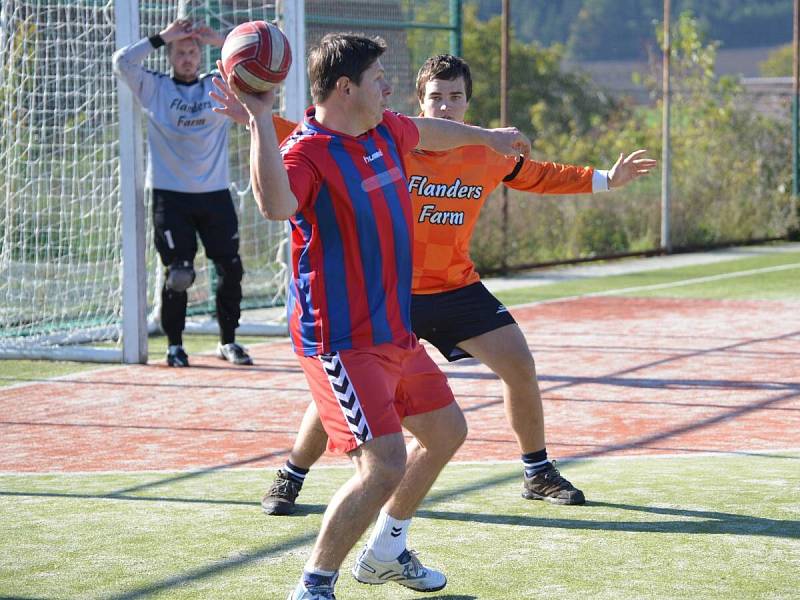 Národní házená, II. liga: TJ Vřeskovice (v oranžovém) - Sokol Podlázky 15:23.