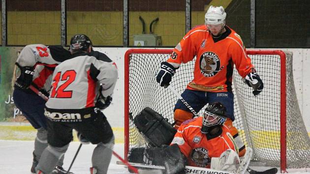 Šumavská liga amatérského hokeje: AHC Vačice (oranžové dresy) - HC Vizi Auto 6:4