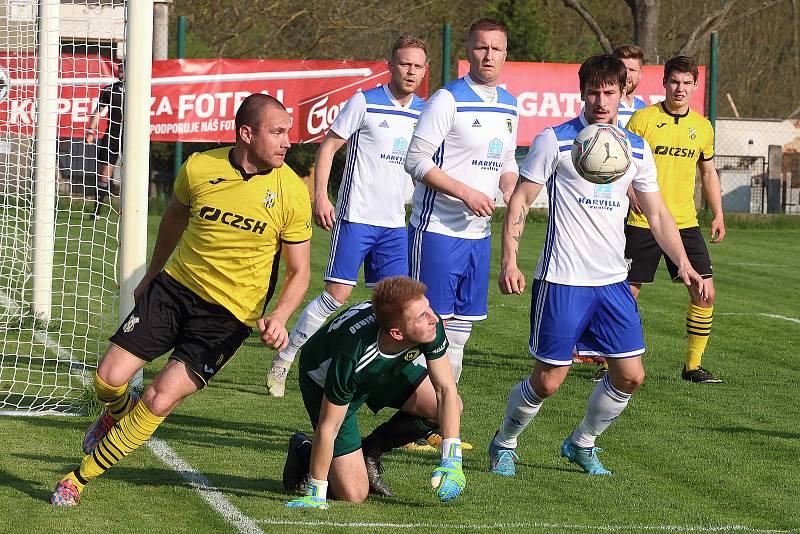 Fotbalisté Baníku Stříbro (na archivním snímku hráči v bílých dresech) porazili v odvetě FK Žákava 2:1 a radují se z udržení krajského přeboru.