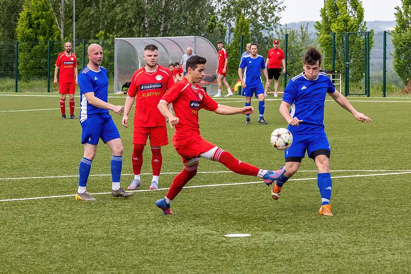 I. B třída, skupina B, 23. kolo: SK Klatovy 1898 B (na snímku fotbalisté v červených dresech) - SK Bolešiny (modří) 2:0.