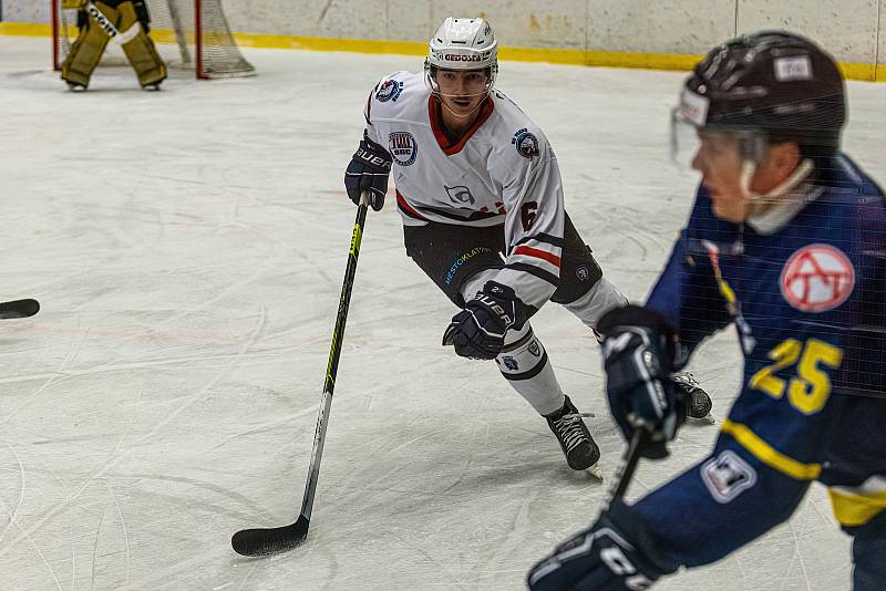 SHC Klatovy (na archivním snímku hokejisté v bílých dresech) v sobotu proti Stadionu Vrchlabí nehrál. Toho využil Jablonec, který prohrál v Chebu po nájezdech, ale díky získanému bodu Západočechy v tabulce přeskočil.