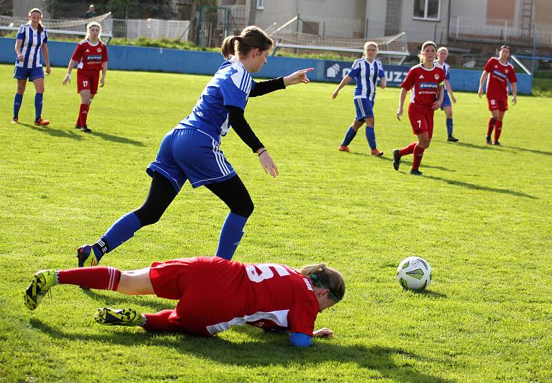 9. kolo divize žen, skupina C: SK Klatovy 1898 (na snímku fotbalistky v červených dresech) - TJ Jiskra Domažlice 1:1 (1:0).