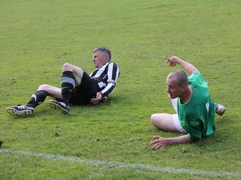 1. B třída: Dlouhá Ves (v černo-bílém) - Žichovice 4:0.