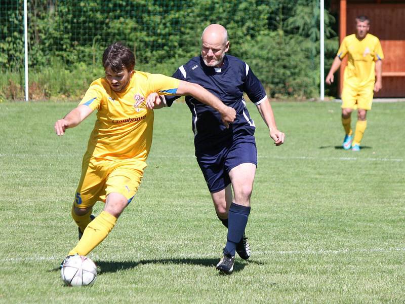 IV. třída sk. A 2015/2016: Měcholupy B (žluté dresy) - Křenice 1:2