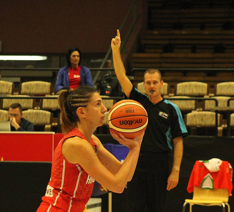 Úvodní zápas skupiny B mezi Běloruskem (v bílém) a Maďarskem (hráčky v červených dresech). Basketbalistky Maďarska vyhrály přesvědčivě 82:50.