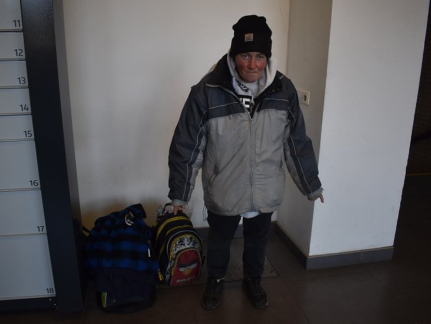 Bezdomovkyně Jaroslava Kličková žije na ulici, veškerý svůj majetek má v několika taškách. Zvláště v mrazech je vděčná za každou pomoc, včetně horkého čaje.