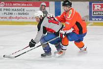 Šumavská liga amatérského hokeje: HC Vizi Auto (v bílém) - AHC Vačice 4:2.