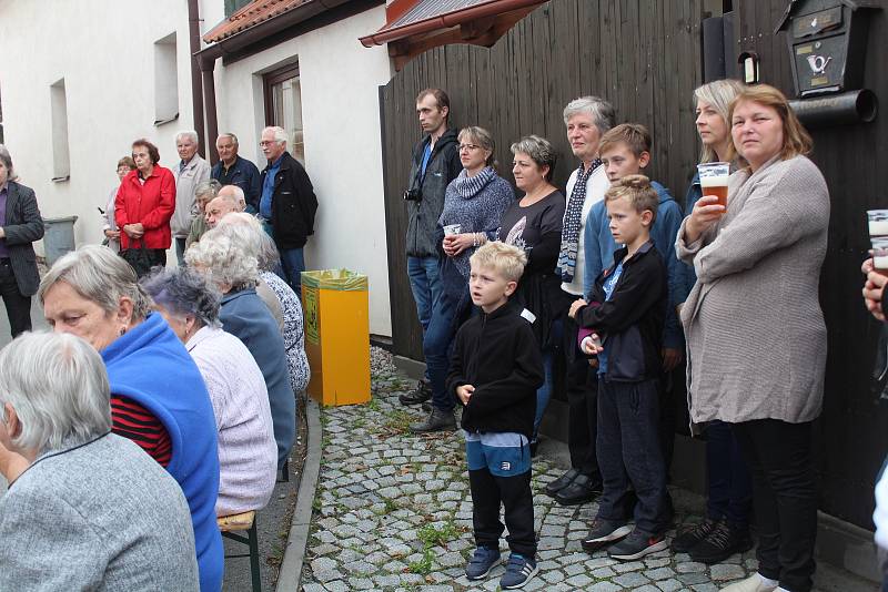 Výstava ve Velkém Boru ke 100 letům československé mince a známky.