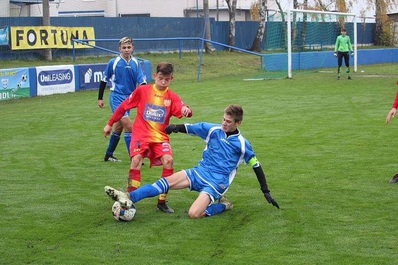 Klatovští dorostenci (na archivním snímku hráči v modrých dresech) porazili Strakonice. Devatenáctka uspěla 3:1, fotbalisté do 17 let dokonce 5:0.