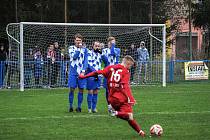 15. kolo krajského přeboru: TJ Sokol Radnice - FK Okula Nýrsko (na snímku hráči v modrobílých dresech) 0:0.
