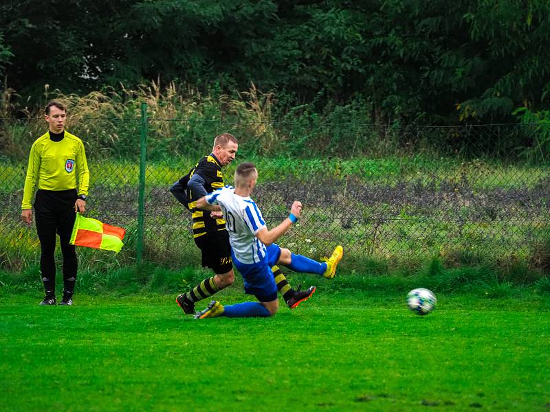 9. kolo krajského přeboru: FC Chotíkov 1932 - FK Okula Nýrsko (na snímku fotbalisté v modrobílých dresech) 2:1 (2:1).