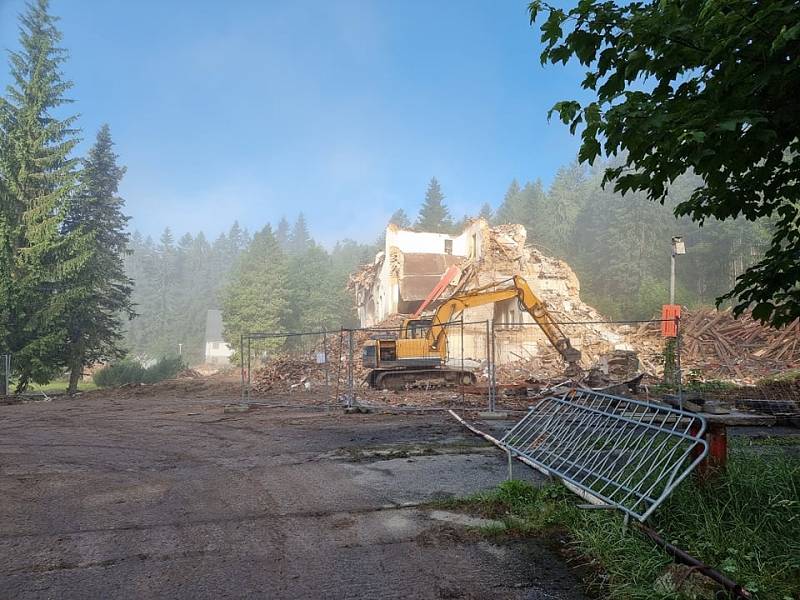 Bourání hotelu Rixi na Špičáku