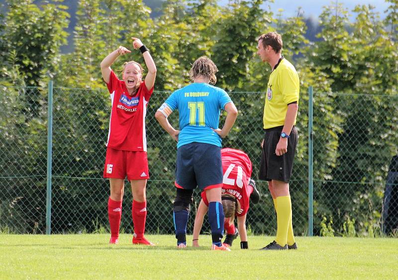 Na podzim fotbalistky SK Klatovy 1898 (červené dresy) porazily Borovany (modré dresy) 7:2. A uspěly i v nedělní odvetě, tentokrát 9:1.