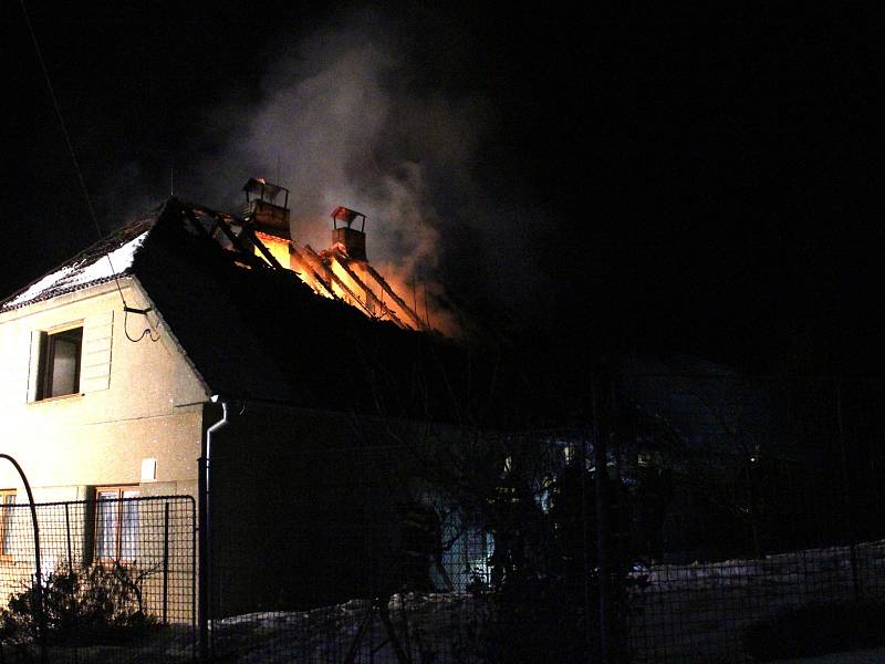 Páteční požár domu v Měčíně