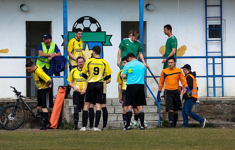 14. kolo I. B třídy: FK Horažďovice (žlutí) vs. Chanovice 3:2.