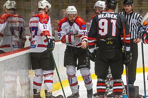 Hokejistům HC Klatovy (na snímku hráči v bílých dresech v prvním semifinále krajské ligy) skončila sezona. Rebelům z Nejdku (černé dresy) podlehli i podruhé. 