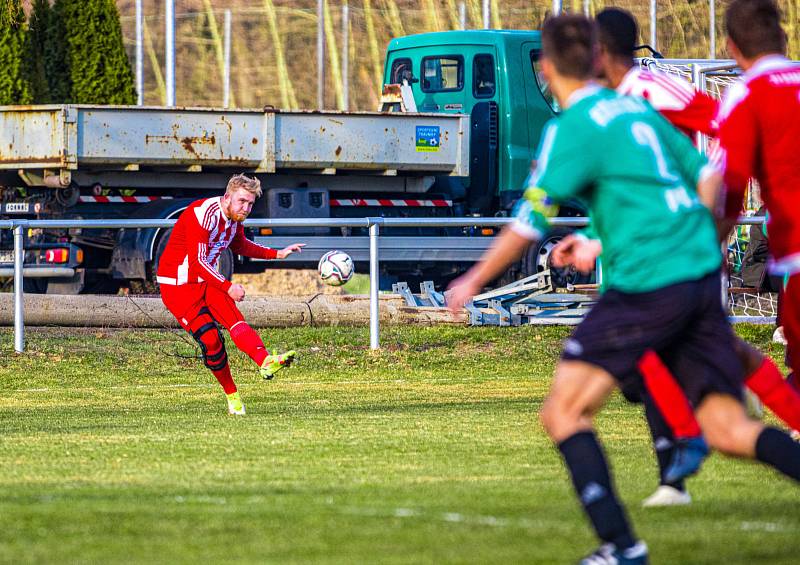 Fotbalisté TJ Start Luby (na archivním snímku hráči v červených dresech) nestačili v sobotním utkání 25. kola I. A třídy na Kralovice, kterým podlehli 1:4.