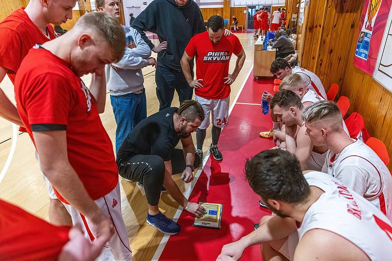 BK Klatovy (bílé dresy) - BK Lokomotiva Plzeň B 71:70.